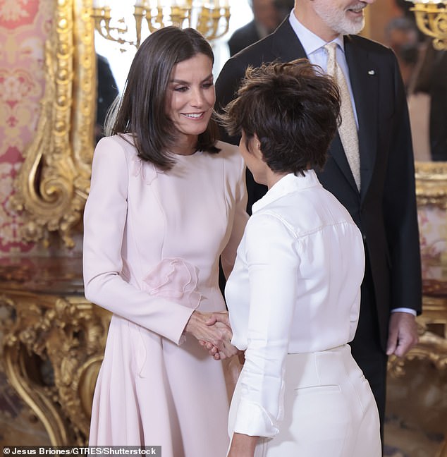 الملكة ليتيزيا تستقبل سونسولز أونيغا في جائزة ثربانتس للأدب الأسباني والأيبيري الأمريكي