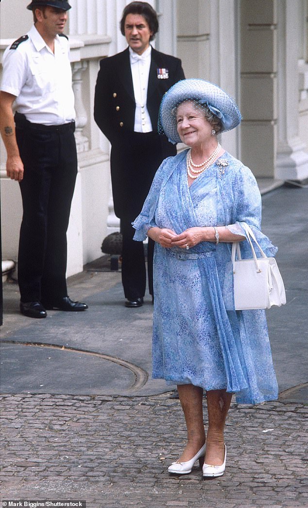 كانت مكافأة الملكة الأم لتخليها عن حبها الأول هي الحب والتفاني الذي لا يموت من أمة كانت تحتفل كل عام بحياتها الطويلة حتى وفاتها عن عمر يناهز 101 عام في عام 2002.