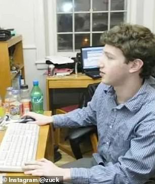 أسس مارك زوكربيرج الفيسبوك من غرفة نومه في جامعة هارفارد في عام 2004 (في الصورة)