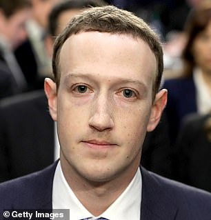 تم اتهام الرئيس التنفيذي لشركة Meta Mark Zuckerberg ببيع بيانات مستخدم Facebook لأكثر من 60 شركة بين عامي 2011 و 2015. في الصورة: مارك زوكربيرج في محاكمة 2018 لبيع Facebook بيانات المستخدم