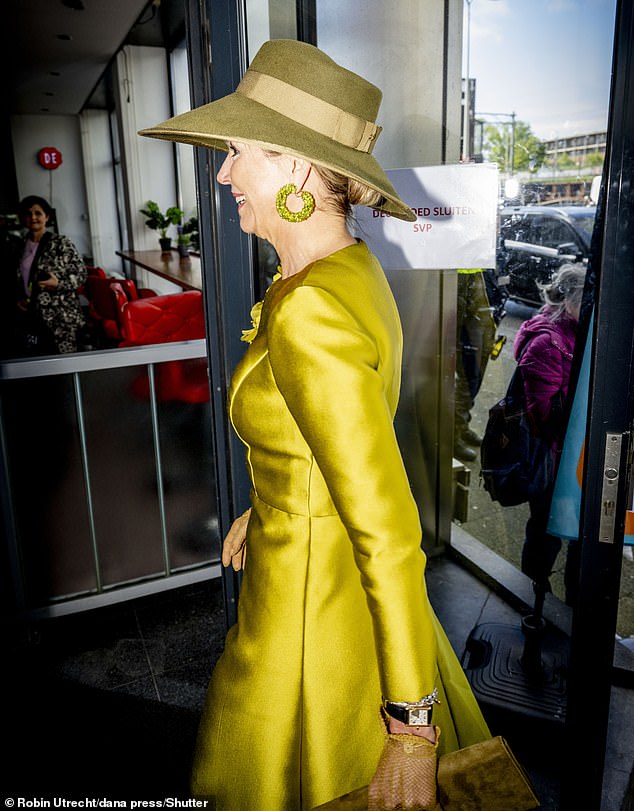 وتألقت ماكسيما باللون الذهبي المميز وأضفت قبعة من اللباد من صانعة القبعات البلجيكية فابيان دلفين.