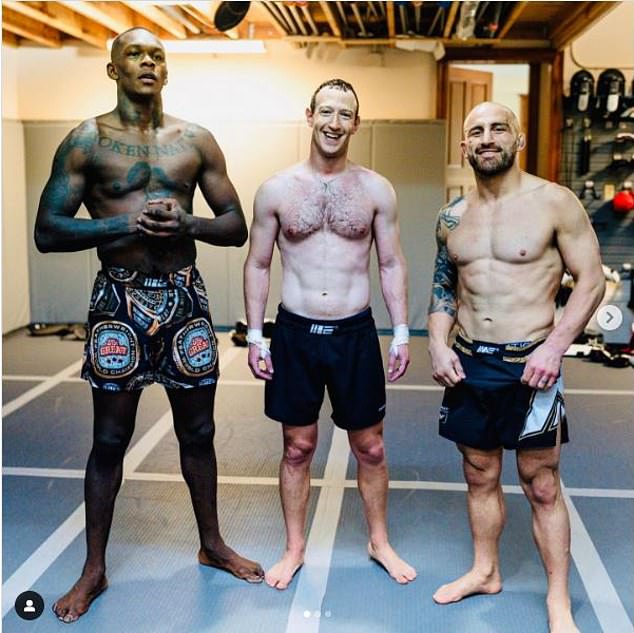 مارك زوكربيرج (وسط) تدرب مع أبطال UFC إسرائيل أديسانيا (يسار) وأليكس فولكانوفسكي (يمين)
