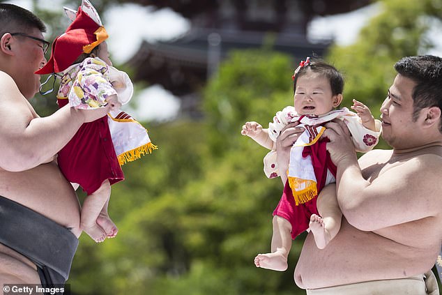 يقام المهرجان في جميع أنحاء اليابان، وتختلف القواعد من منطقة إلى أخرى، ففي بعض المناطق، يعتبر الطفل الذي يبكي أولاً هو الخاسر، وفي مناطق أخرى، يتعلق الأمر بالطفل الذي يبكي بأعلى صوت، بينما يخسر الطفل الأكثر هدوءًا.