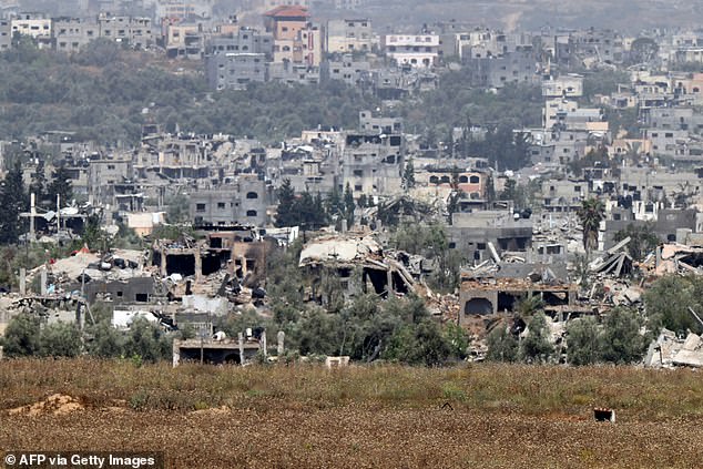 تظهر هذه الصورة الملتقطة من الحدود الجنوبية لإسرائيل مع قطاع غزة الدمار في الأراضي الفلسطينية
