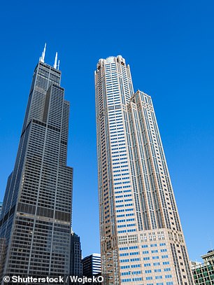 برج ويليس في شيكاغو الذي يبلغ ارتفاعه 1451 قدمًا
