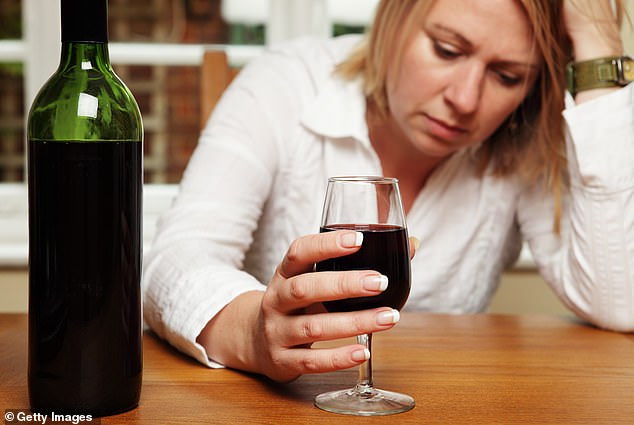 كشفت أرقام جديدة صادرة عن مكتب الإحصاءات الوطنية أن الوفيات بسبب شرب الخمر بين النساء ارتفعت بنسبة 37 في المائة بين عامي 2019 و2022 في أعقاب عمليات الإغلاق الوبائية، مع تأثر النساء في منتصف العمر بشكل خاص