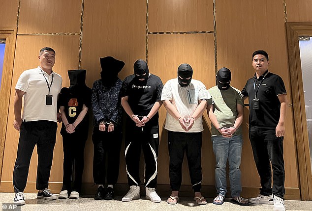 ألقت وزارة الأمن العام الصينية القبض على مئات البلطجية العام الماضي (في الصورة) وهم يتاجرون بالأشخاص للقيام بعمليات احتيال عبر الإنترنت