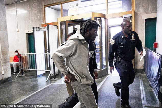 وتم استدعاؤه أمام محكمة مانهاتن الجنائية يوم الأربعاء حيث ادعى المدعون أنه عرف عن نفسه في الصور الثابتة للاعتداءات.