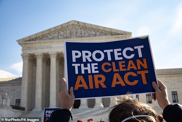 يسمح قانون الهواء النظيف لوكالة حماية البيئة بفرض قيود على كمية الانبعاثات التي يمكن إنتاجها في الولايات المتحدة.  في الصورة: احتج نشطاء تغير المناخ خارج المحكمة العليا في واشنطن العاصمة في عام 2022
