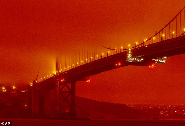 وفي العام الماضي، شهدت الولايات المتحدة أعلى مستويات تلوث الهواء منذ 25 عامًا.  وقال التقرير إن السبب على الأرجح يرجع إلى تغير المناخ، مما أدى إلى ارتفاع درجات الحرارة وانتشار حرائق الغابات.  في الصورة: غطى الضباب الدخاني جسر البوابة الذهبية في سان فرانسيسكو في عام 2020 بسبب حرائق الغابات المستمرة