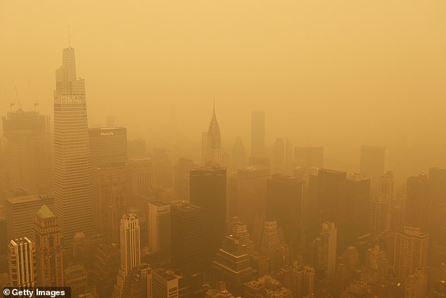 يمكن أن ينتشر الدخان الناتج عن حرائق الغابات إلى الولايات والمدن المجاورة، مما يغطي المنطقة بالضباب الدخاني.  في الصورة: مدينة نيويورك في يونيو 2023 بعد اندلاع حرائق الغابات في كندا، مما أدى إلى إرسال الدخان جنوبًا