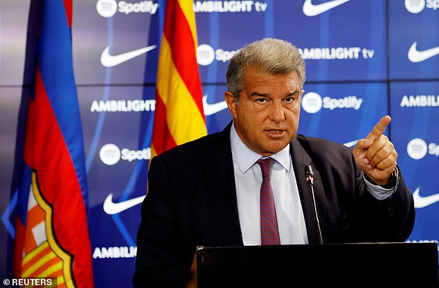 وبحسب ما ورد غير تشافي رأيه بشأن مغادرة النادي بعد محادثات مع رئيس برشلونة خوان لابورتا