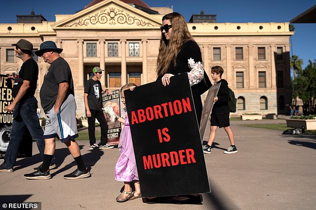 المتظاهرون المناهضون للإجهاض خارج مبنى الكابيتول بولاية أريزونا أمام مجلس النواب صوتوا على إلغاء قانون عام 1864 الذي يحظر الإجهاض