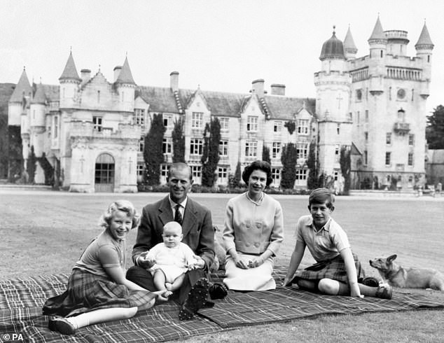 حب الأخوة: تبتسم الأميرة آن بعد ولادة شقيقها الجديد، أندرو، إلى جانب والديها، الملكة ودوق إدنبرة، مع الابن الأكبر الأمير تشارلز