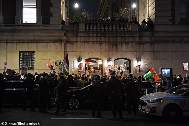 أشخاص يشاركون في مظاهرة مؤيدة للفلسطينيين خارج جامعة كولومبيا في نيويورك، الولايات المتحدة، في 23 أبريل 2024