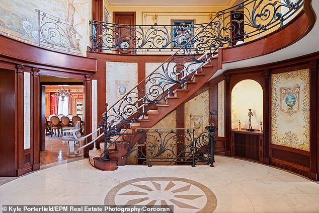 تم صنع درابزين الدرج بمهارة على يد فنان معدني روسي