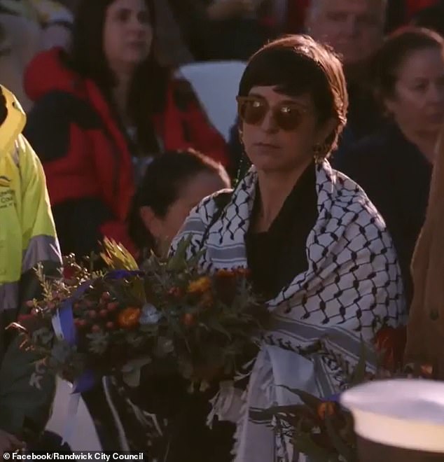 ارتدت السيدة باندولفيني غطاء الرأس التقليدي في قداس الفجر في كوجي في يوم أنزاك.  أصبحت الكوفية مؤخرًا رمزًا لدعم فلسطين