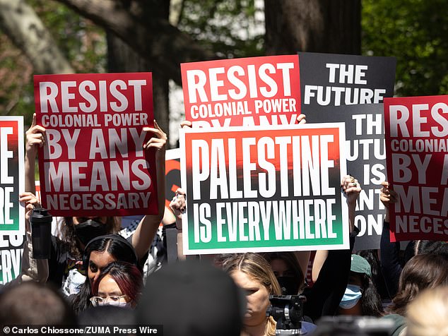 مجموعة من طلاب جامعة نيويورك وأعضاء هيئة التدريس والمؤيدين يحملون لافتات لتحرير فلسطين خلال مسيرة أقيمت في واشنطن سكوير بارك