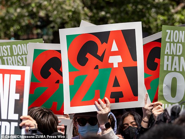 طالب في جامعة نيويورك يحمل لافتة غزة خلال مسيرة أقيمت في واشنطن سكوير بارك احتجاجًا على الاعتقالات التي تمت خلال مخيم التضامن مع غزة أمس