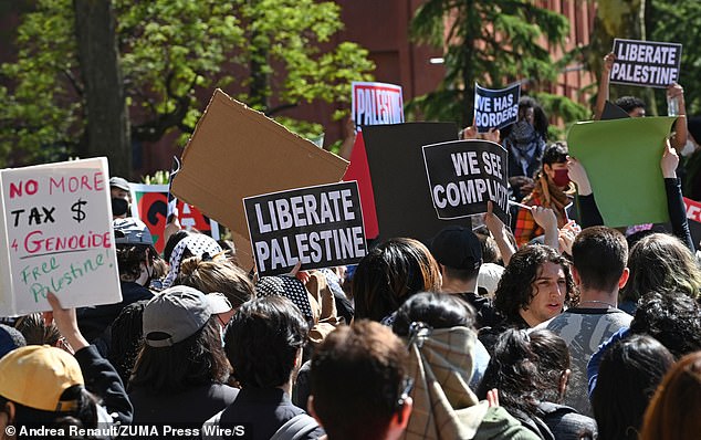 تجمع حشد كبير من الطلاب والمؤيدين في واشنطن سكوير بارك للانضمام إلى الاحتجاج المؤيد للفلسطينيين في حرم الجامعات