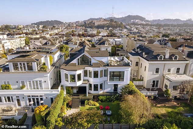 تمتلك باترفيلد أيضًا منزلًا بقيمة 19 مليون دولار في سان فرانسيسكو، يضم سبع غرف نوم وثمانية حمامات ويقع في حي بريسيديو هايتس الفاخر.