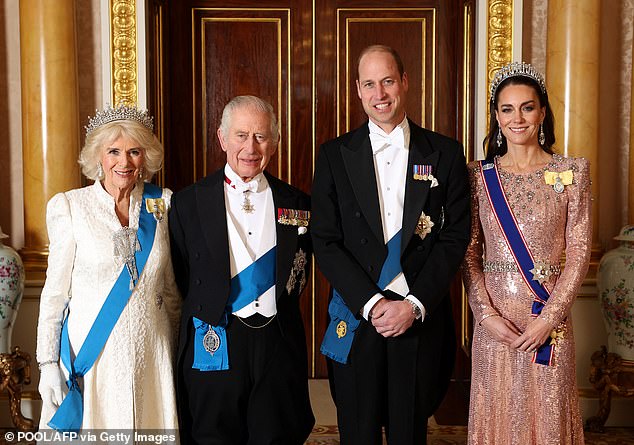 كاميلا وتشارلز ووليام وكيت يبتسمون بأبهى حللهم في حفل استقبال أعضاء السلك الدبلوماسي في قصر باكنغهام عام 2023