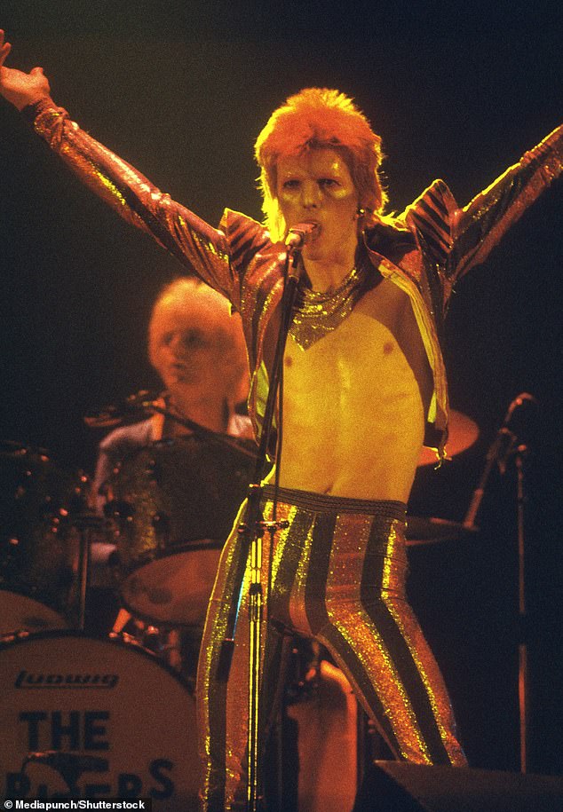 لعب ديفيد باوي مع فرقته المساندة The Spiders from Mars خلال عصر Ziggy Stardust (1972).  قام المغني بتجنيد الفرقة لكنه أطلق عليها اسم سطر في أغنيته 