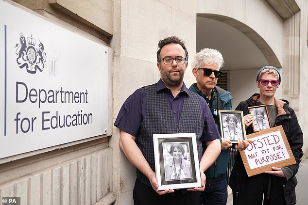 جيمس ديني وجورج بينيت وأماندا بنثان يسلمون عريضة وقعها 45000 شخص إلى وزارة التعليم في وستمنستر، وسط لندن في مارس 2023