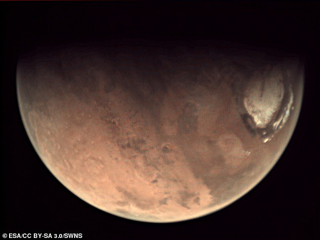 المريخ هو الكوكب الرابع من الشمس، مع عالم صحراوي مغبر وبارد 