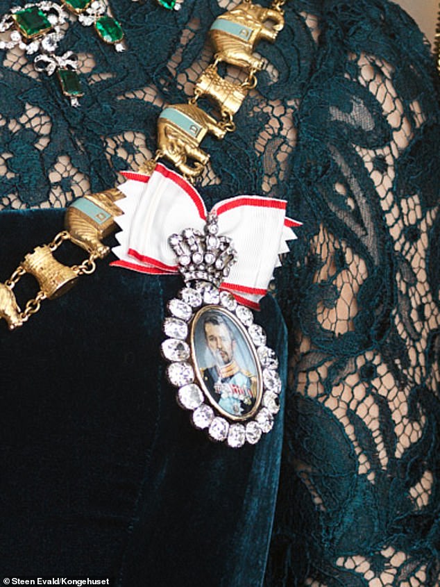 ارتدت ماري وسام الملك (في الصورة)، وهو مخصص فقط لأفراد العائلة المالكة