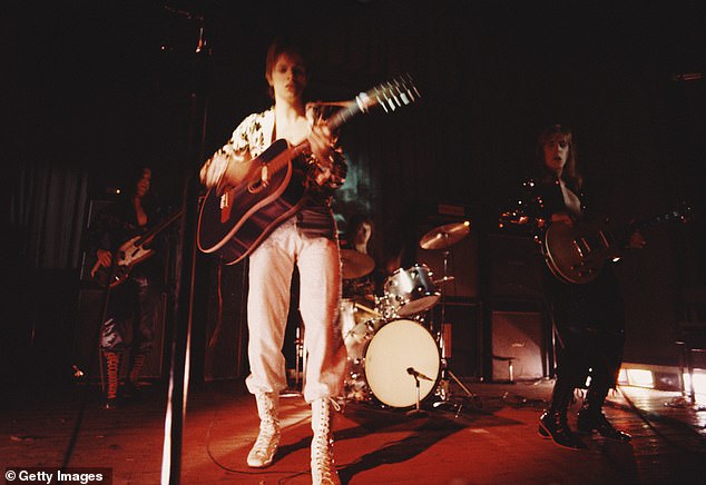 يؤدي ديفيد باوي مع The Spiders From Mars في الليلة الأولى لجولة Ziggy Stardust Tour في Borough Assembly Hall في أيلزبري، باكينجهامشاير في 29 يناير 1972. من اليسار، تريفور بولدر، ديفيد باوي، ميك 