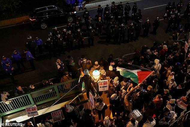 يواجه المتظاهرون مسؤولي شرطة نيويورك خارج المدخل الرئيسي لجامعة كولومبيا في 24 أبريل