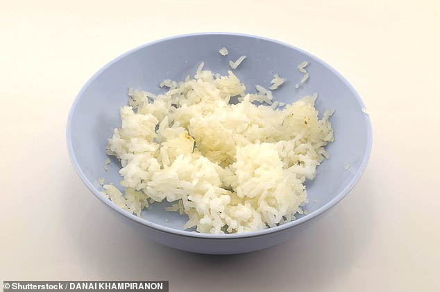 إذا كان لديك بقايا من الأرز، فقد يبدو من الضار تركه على المنضدة.  ومع ذلك، فإن هذا يمكن أن يؤدي في الواقع إلى التسمم الغذائي، وفقا للخبراء