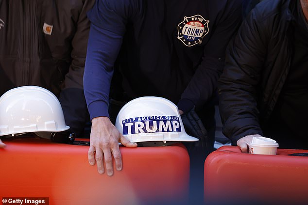 ارتدى عمال البناء في الموقع قبعات MAGA، بينما وضع آخرون ملصقات ترامب على قبعاتهم الصلبة، كما يظهر هنا