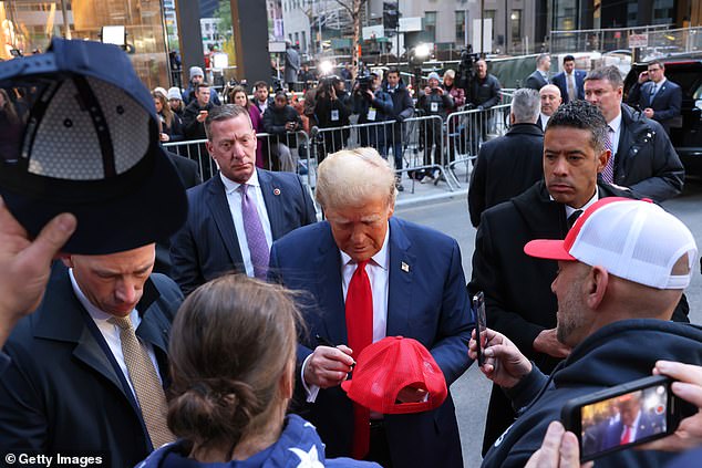 وأمضى الرئيس السابق 30 دقيقة في التوقيع على القبعات والخوذات، والتقاط صور شخصية مع أنصاره والعمال الذين انتظروا بفارغ الصبر مقابلته.