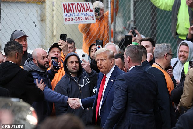 والتقى ترامب بعمال البناء في نيويورك صباح الخميس