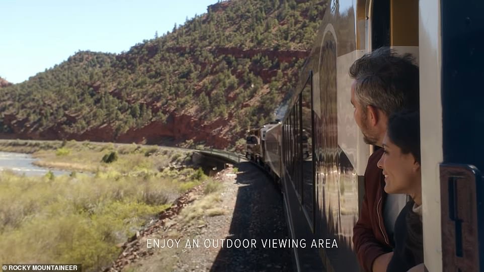 وفي مقطع ترويجي، يظهر الركاب وهم يستمتعون بالمناظر الرائعة من القطار
