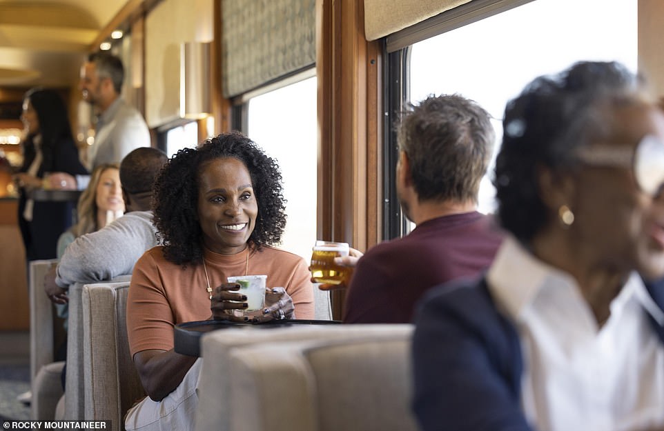 سيتمكن العملاء على متن الطائرة من الاستمتاع بمناظر رائعة أثناء تناول مشروب مع أصدقائهم