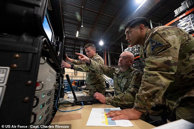 يقوم أفراد القوات الفضائية والقوات الجوية بإدارة معدات RMT أثناء اختبار النظام الجديد.  تم تصميم الأجهزة ليتم نشرها بأعداد كبيرة وتشغيلها عن بعد.