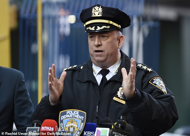 رد رئيس دورية شرطة نيويورك جون تشيل على انتقادات أوكاسيو كورتيز بدعوتها للحضور إلى جامعة كولومبيا وجامعة نيويورك نفسها للاستماع إلى 