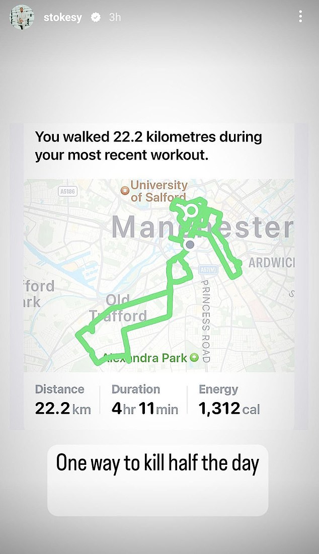 قرر ستوكس يوم الثلاثاء قضاء نصف يوم بالمشي لمسافة 22 كيلومترًا على طول الطريق من وسط مدينة مانشستر إلى لونجوود بارك والعودة مرة أخرى