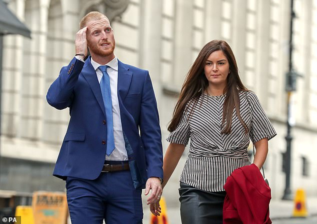 لاعب الكريكيت الإنجليزي بن ستوكس وزوجته كلير، يصلان إلى محكمة بريستول كراون في عام 2018