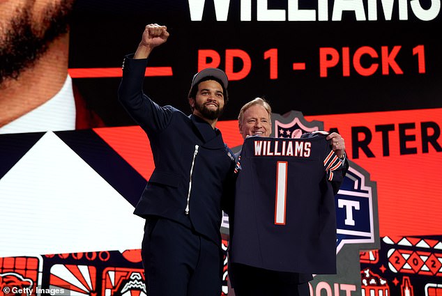 كاليب ويليامز يقف مع مفوض اتحاد كرة القدم الأميركي روجر جودل بعد أن تم اختياره أولاً بشكل عام