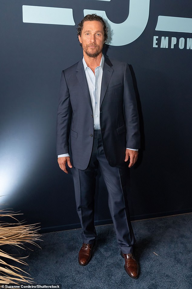 وبدا ماكونهي، الذي فاز بجائزة الأوسكار لأفضل ممثل عام 2014 عن فيلم Dallas Buyers Club، أنيقًا في بدلة رمادية زرقاء فوق قميص بياقة وحذاء رسمي بني.