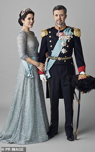 قبل صعود الملك فريدريك، أظهرت صورة ماري واقفة إلى جانب زوجها وهي تحتضن ذراعه بلطف بينما كانت تميل نحوه وكان متجهًا للأمام.