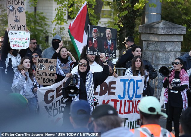 وسار المتظاهرون المؤيدون لفلسطين في الشارع الرئيسي وفي برودواي في إيرفينغتون احتجاجا على زيارة الرئيس.