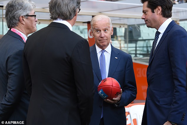 تم تصوير بايدن أثناء مشاركته في إحدى مباريات الدوري الأسترالي لكرة القدم في ملبورن في يوليو 2016، حيث بدا مرتبكًا عندما حاول رئيس المسابقة آنذاك، جيلون ماكلاتشلان (على اليمين) شرح القواعد له