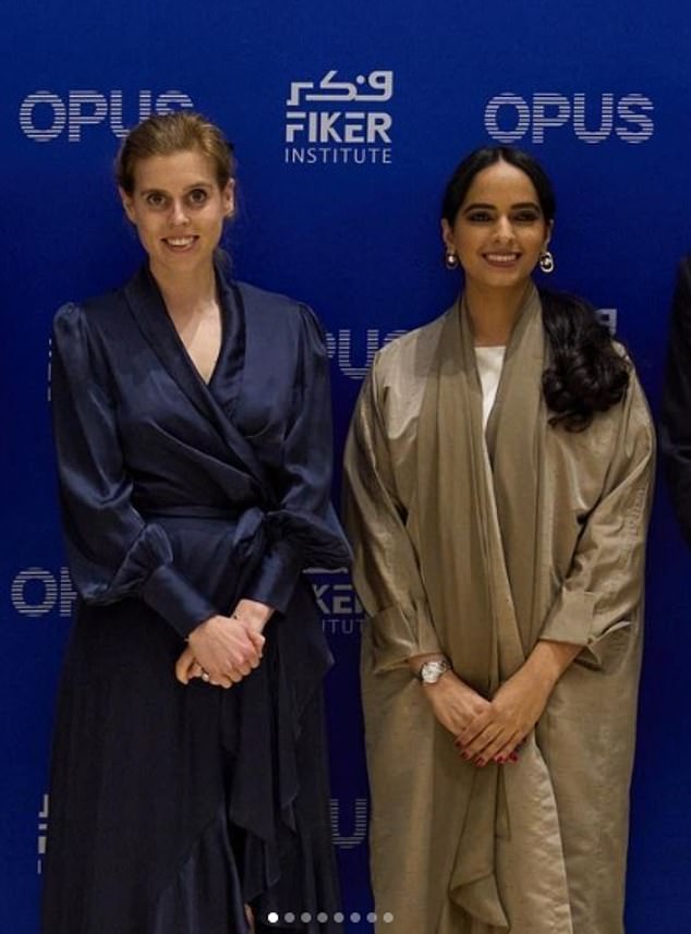 وكان الأمير البالغ من العمر 35 عاماً، موجوداً في دبي لإطلاق شراكة جديدة بين معهد فيكر للأبحاث ومقره دبي ومنظمة OPUS في المملكة المتحدة، والتي تساعد قادة الأعمال على الوصول إلى فرص جديدة.  ل.ر: أوليفر كريستيان، القنصل العام البريطاني في دبي والمفوض التجاري لصاحب الجلالة في الشرق الأوسط وباكستان؛  الأميرة بياتريس؛  دبي أبو الهول، مؤسس معهد الفكر؛  وسام تيدزويل نوريش، رئيس ومؤسس OPUS
