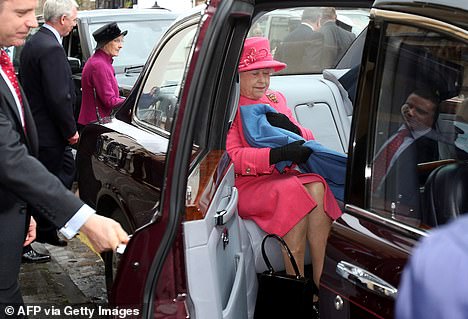يبدو أن الملكة إليزابيث تغطي ساقيها بسرعة ببطانية عندما يفتح باب سيارتها