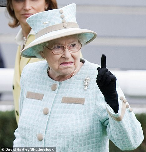 الملكة إليزابيث تلوح بإصبعها في مضمار سباق نيوبري في عام 2011